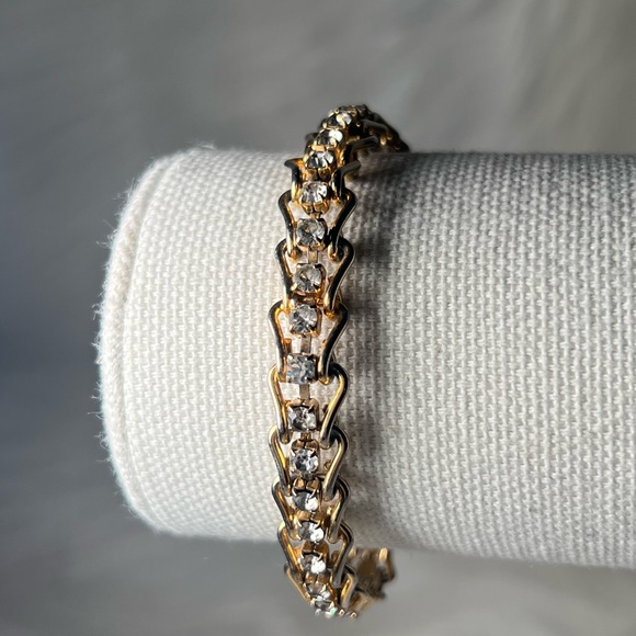 Fashion Bracelet with Gold Color Chains with Jewels - Picture 4 of 5